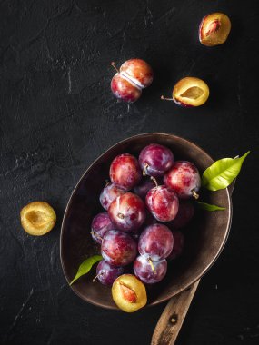 Kendi elleri hasat kopya alanı ile tarım üstten görünüm tarafından bütün taze Olgun kırmızı menekşe mavi Erik ve dilimleri bıçak kase ile mutfak masasında ev yapımı reçel kompostosu pişirme kavramı kesmek yapmak.