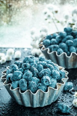 Yaz Hanımeli çilek pişirme için metal formları