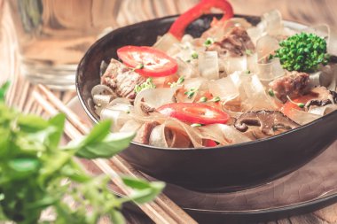 Sıcak Asya baharatlı yemek kalın kesme cam mung fungosa fasulye tatlı ekşi soslu erişte