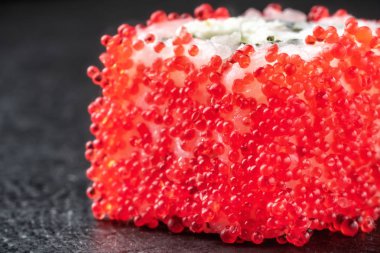 Suşi roll taze karides salatalık avokado kırmızı Tobiko havyar ve Philadelphia