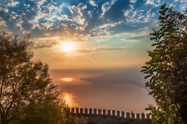 Festungsmauer Auf Den Bergen Blick Auf Den Sonnenuntergang Meer Sonnenstrahlen — Stockfoto