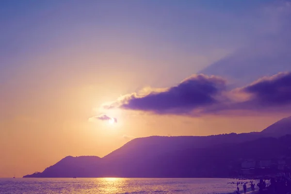 Захід Сонця Море Вечір Літа Пляжу Силуети Людей Плавання Відпочинок — стокове фото