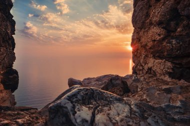 Günbatımı görünümünü Denizi üzerinde yansıma taş kale penceresinde aracılığıyla görüntüleyebilir ve bulutlar güneş ışınları şekil. Tatil tatil seyahat deniz manzarası Toned peyzaj geniş açı