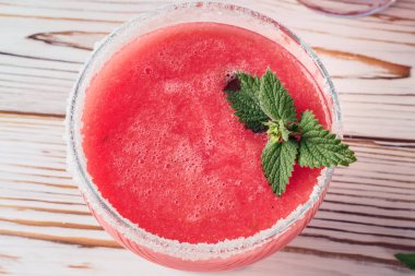 Cam yemeklerinde kırmızı karpuz üzerinden smoothies iç