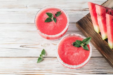 Cam yemeklerinde kırmızı karpuz üzerinden smoothies iç