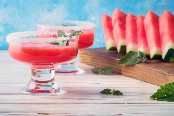 Beba smoothies da melancia vermelha em pratos de vidro — Fotografia de Stock