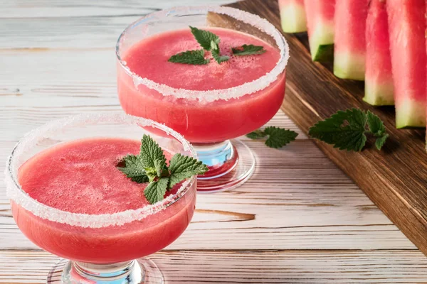 Cam yemeklerinde kırmızı karpuz üzerinden smoothies iç