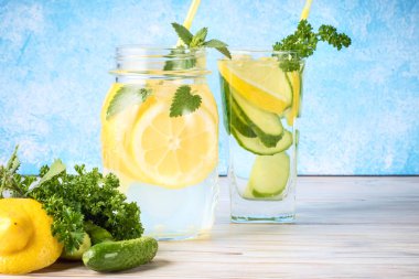 İki popüler diyet detoks içecekler salatalık suyu ve nane yaprakları ile limonata kümesi