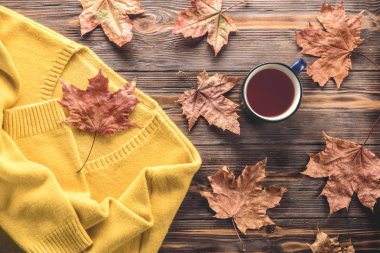 Sonbahar moda mevsimlik kavramı kazak hırka fincan sıcak siyah çay