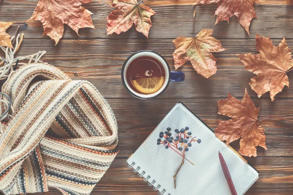 Herbst Mode saisonales Konzept skandinavischen gestrickten Schal Tasse heißer schwarzer Tee Stockbild