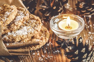 Ev yapımı yulaf ezmeli kurabiye, tarçın ve anason tohumları