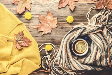 Sonbahar moda mevsimlik kavramı kazak hırka İskandinav örme eşarp fincan sıcak siyah çay