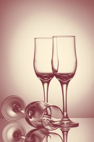 Три пустых бокала шампанского на цветном фоне — стоковое фото