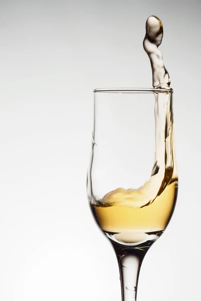 Egy elegáns üveg pezsgő pezsgő splash — Stock Fotó