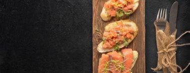 Bruschetta dilimlenmiş balık somon, salatalık, roka ve Genç çim ile lahanası