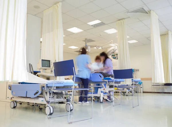 Modern Hastanede Tekerlekli Yatakları Olan Yoğun Bir Acil Servis Personeli — Stok fotoğraf