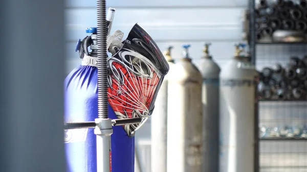 Oksijen balonunda kaynak maskesi.