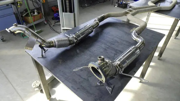 Uzatılmış bir yaşam arabası için egzoz boruları