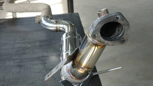 Uzatılmış bir yaşam arabası için egzoz boruları