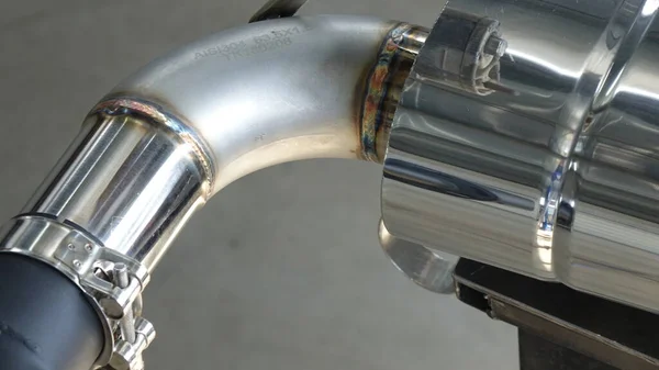 Uzatılmış bir yaşam arabası için egzoz boruları