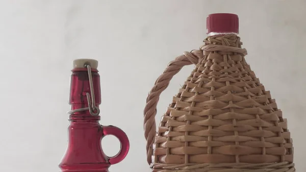 Beyaz arka planda iki güzel şişe.