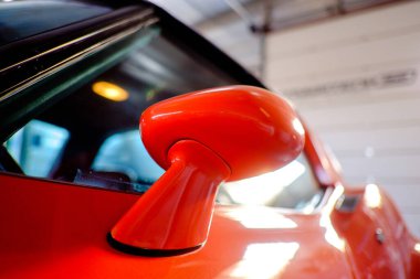 Spor retro arabanın dikiz aynası.