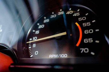 Yarış arabası takometresi retro spor arabada.