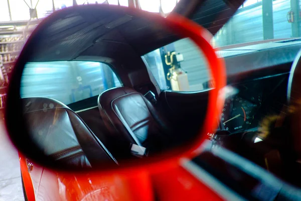 Spor retro arabanın dikiz aynası.