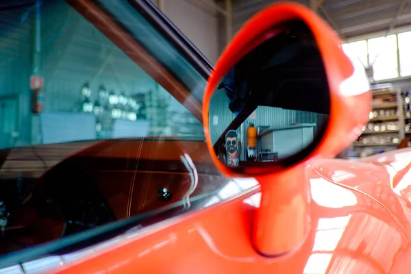 Spor retro arabanın dikiz aynası.