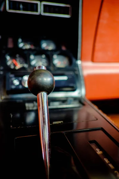 Eski bir arabanın vites kolunun yatay görüntüsünü kapat..