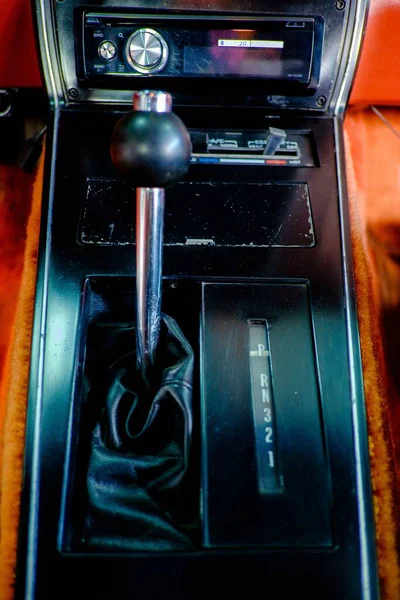 Eski bir arabanın vites kolunun yatay görüntüsünü kapat..