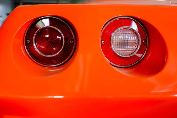 Kırmızı beyaz camlı araba fren lambası.