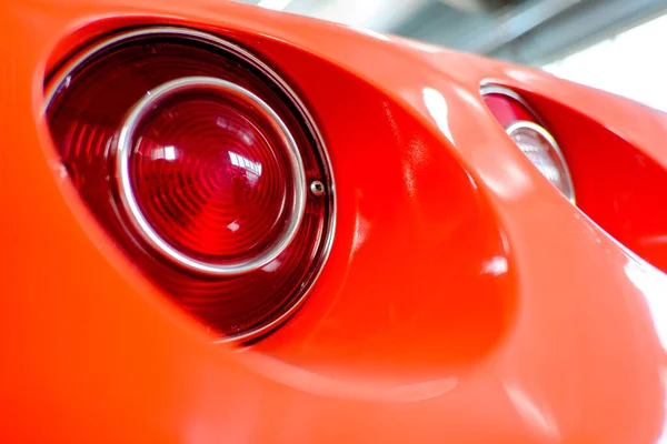Kırmızı beyaz camlı araba fren lambası.