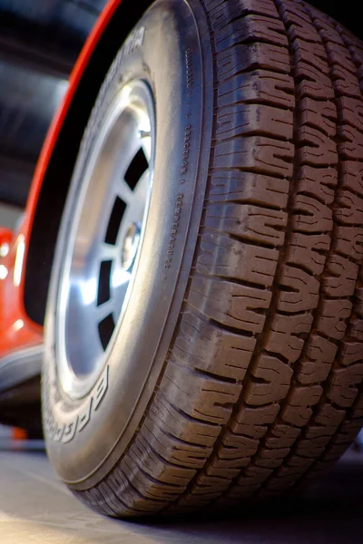 Carro esporte laranja com roda de detalhe, pneus — Fotografia de Stock