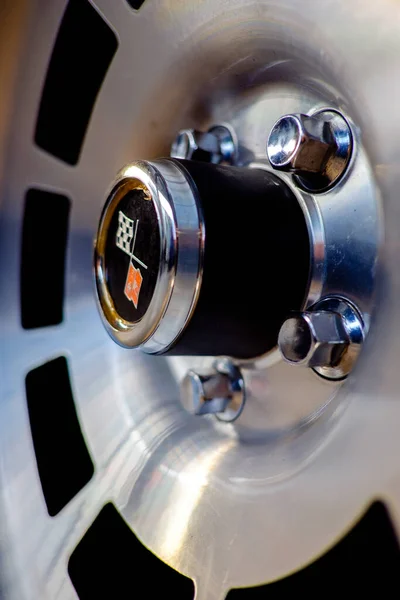 Detaylı tekerli turuncu spor araba, lastikler.