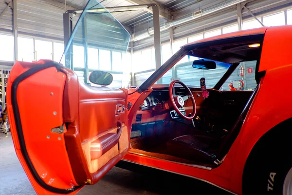 Klasik spor arabanın ön kapısı..