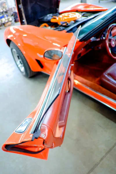 Klasik spor arabanın ön kapısı..