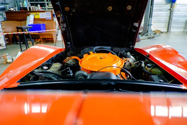 Eski bir spor arabanın motorunun ön cam manzarası. Spor araba altlık alanı.