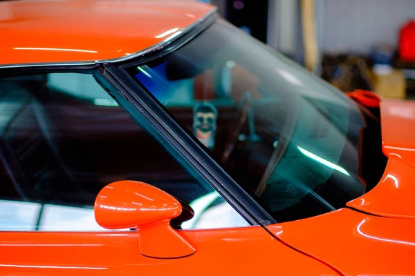 Krom yan aynalı klasik Amerikan kaslı arabası.