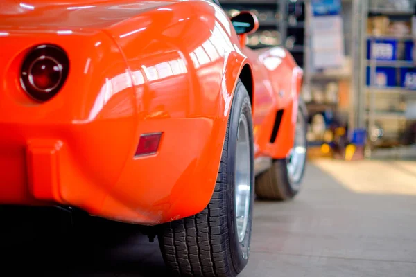 Krom yan aynalı klasik Amerikan kaslı arabası.