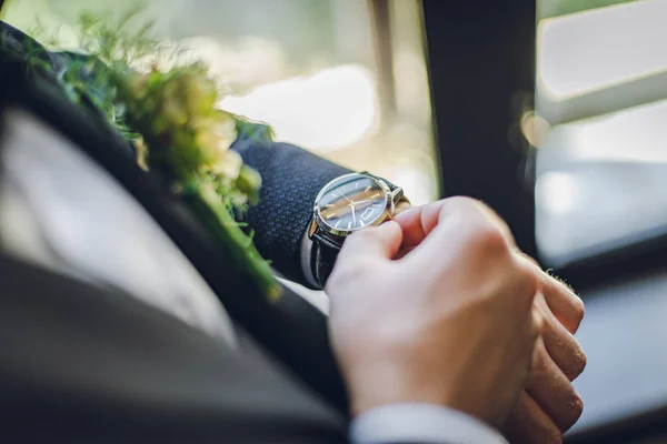 damat bir yaka çiçeği ve bir saat. Damat, saatin waching olduğunu. Güzel düğün