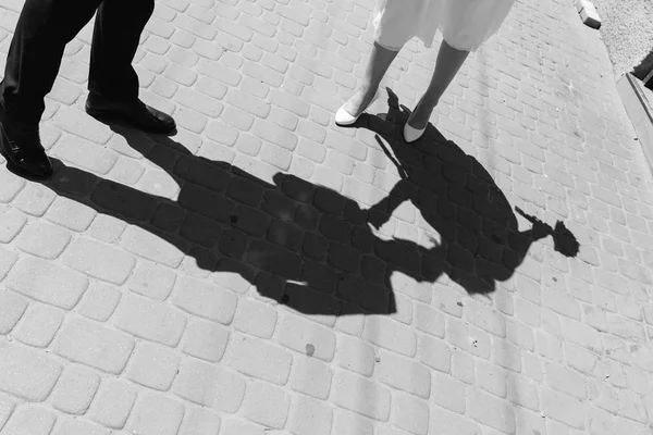 Yeni evliler öpüşme gölge. düğün çift yansıması. düğün çift öpüşme. gölgede öp. Gelin öpüşme bw damat. siyah ve beyaz.