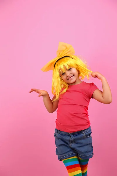 Bella Ragazza Cinque Anni Con Una Parrucca Bionda Sorridente Uno — Foto Stock