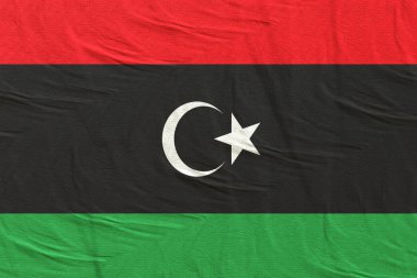Libya bayrağı sallayarak