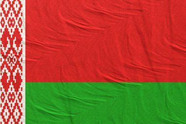 Beyaz Rusya bayrağı sallayarak