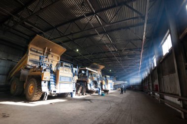 Sarı taş ocağı damperli kamyon servis alanında