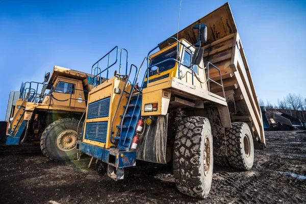 Gele Dump Trucks Bereid Samen Werken — Stockfoto