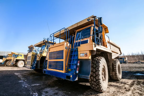 Gele Dump Trucks Bereid Samen Werken — Stockfoto