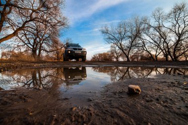 Habarovsk, Rusya - 13 Nisan 2017: Mitsubishi Pajero spor ıslak kirli yolda