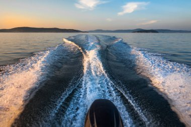 Uyku modundan çıkarma parça denizde bir tekne sonra yüzey